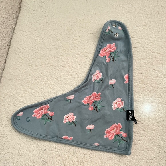 Kyte BABY Other - Kyte Baby Bib Peony